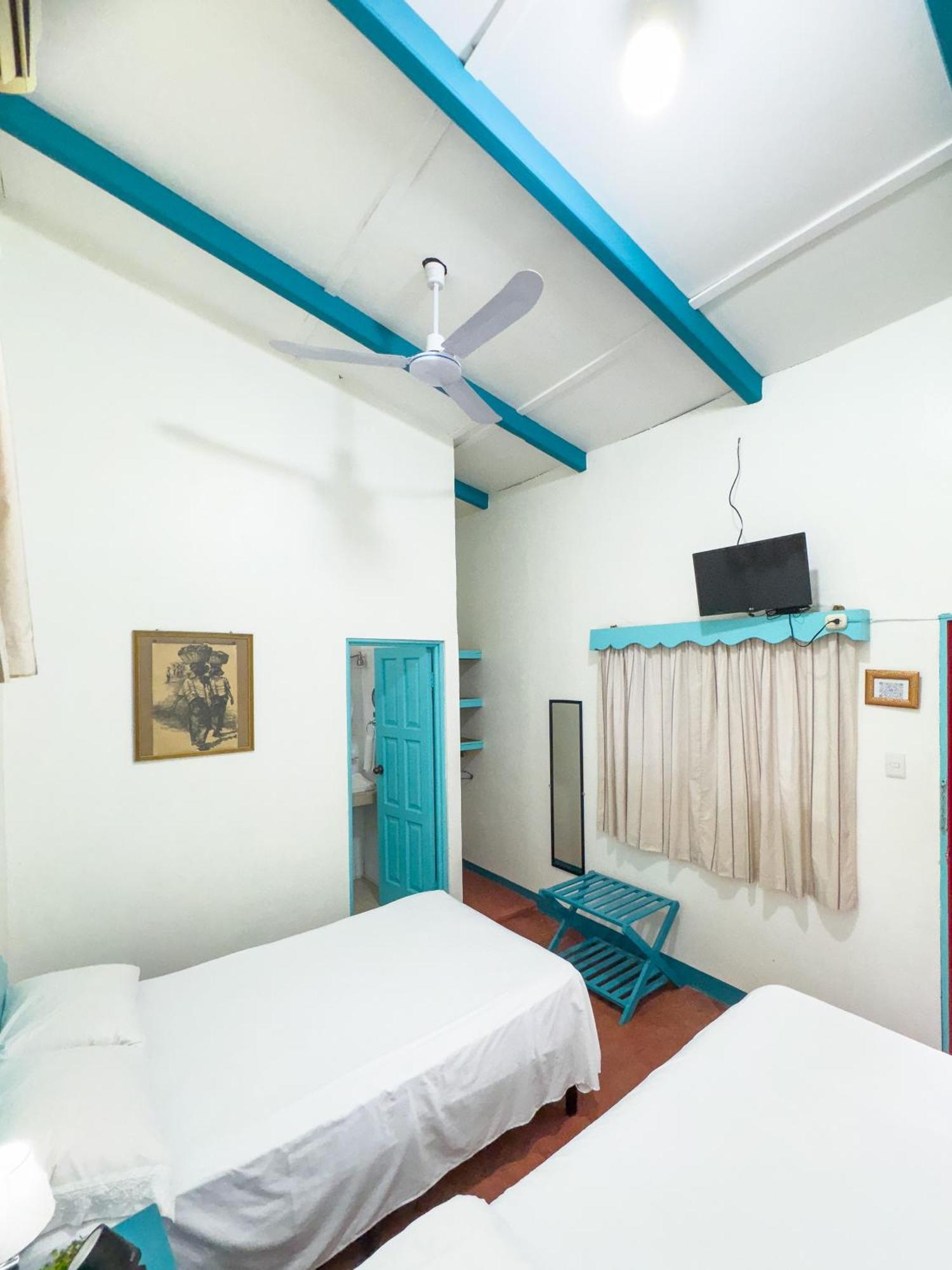 Hotel Petenchel Flores Bagian luar foto