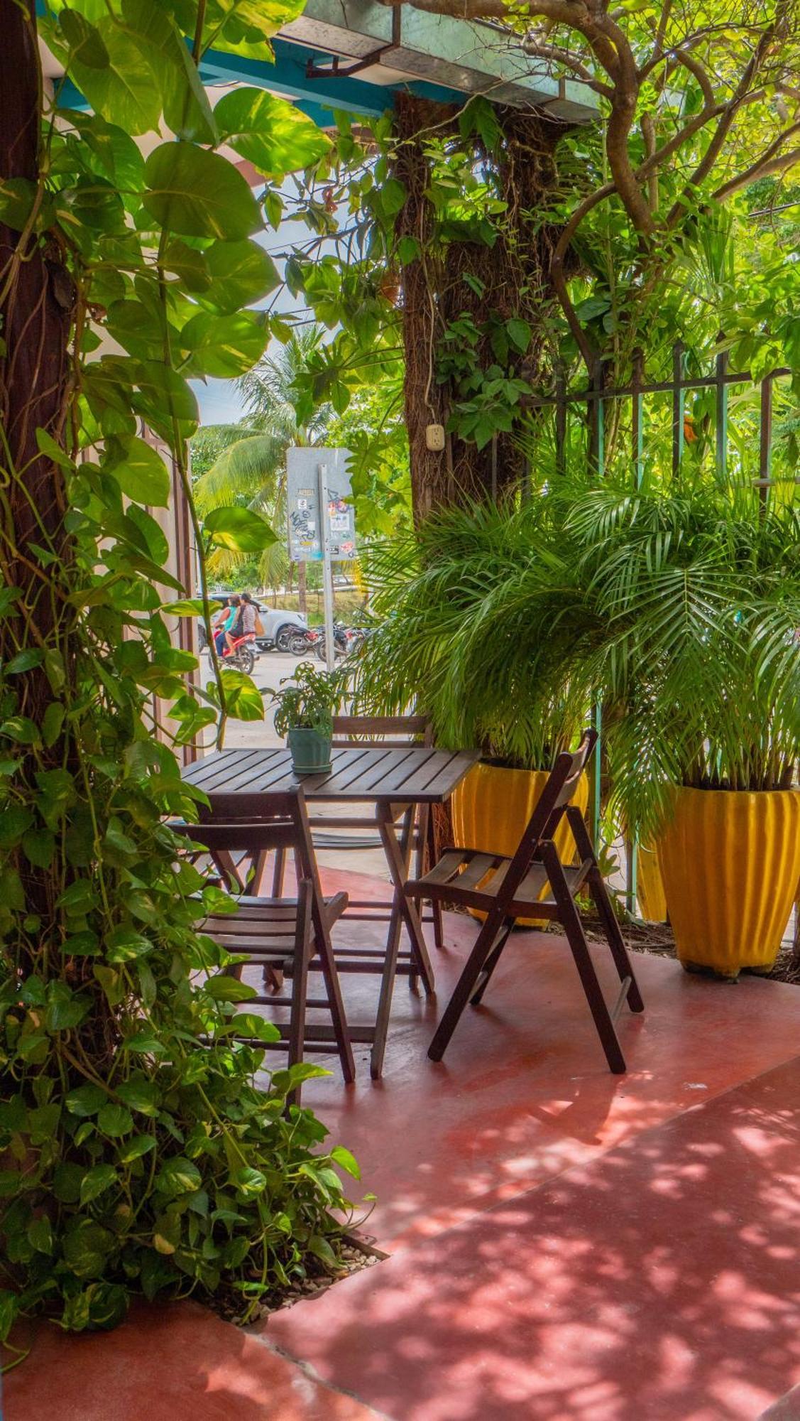 Hotel Petenchel Flores Bagian luar foto