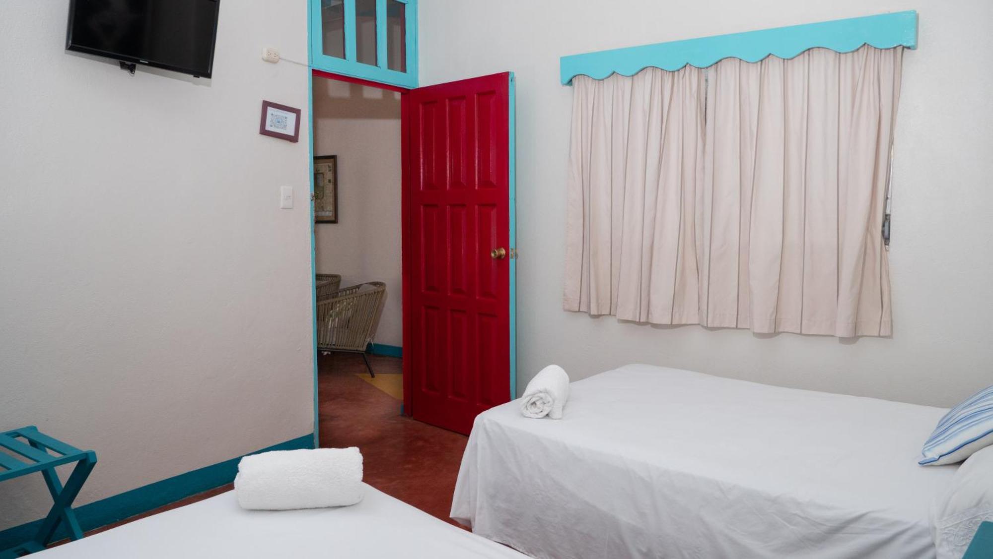 Hotel Petenchel Flores Bagian luar foto