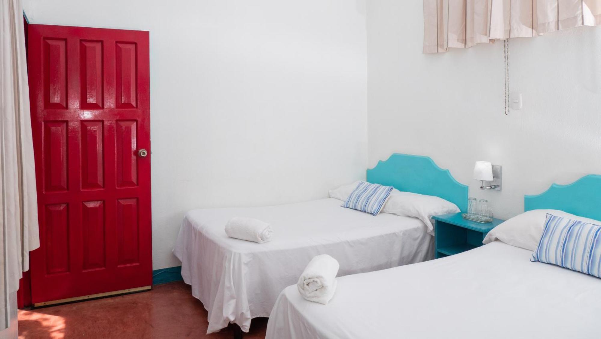 Hotel Petenchel Flores Bagian luar foto